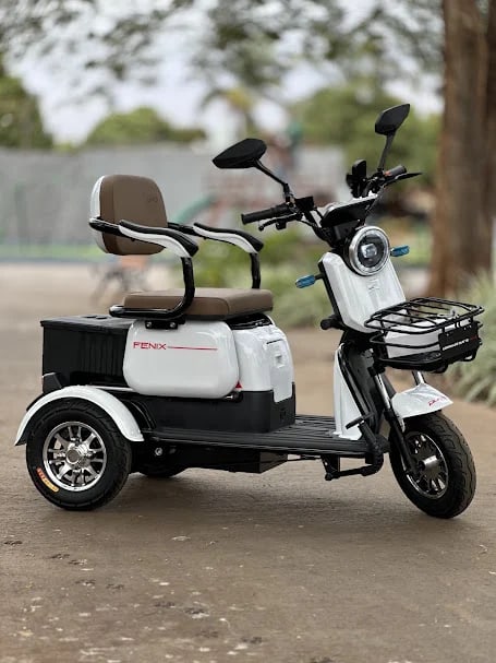Triciclo elétrico Duos Fênix branco disponível na Pantera em Quirinópolis