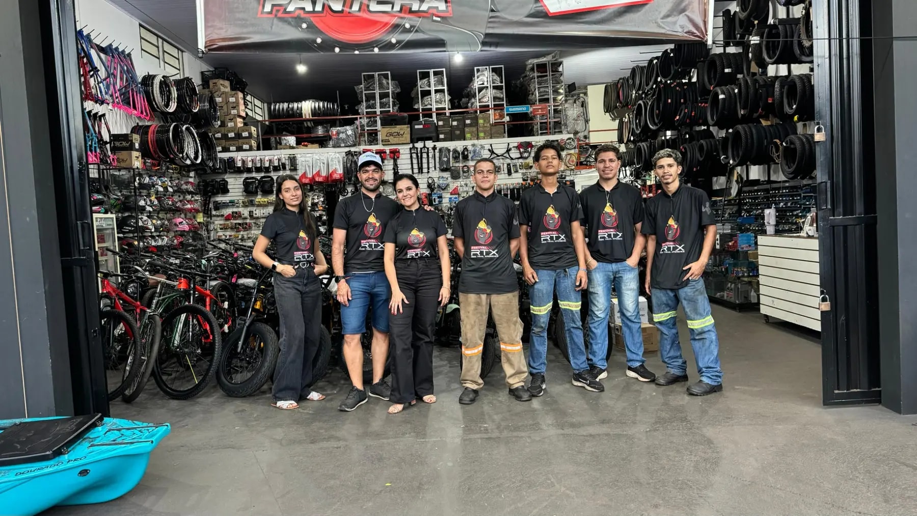 Equipe da Pantera reunida na loja