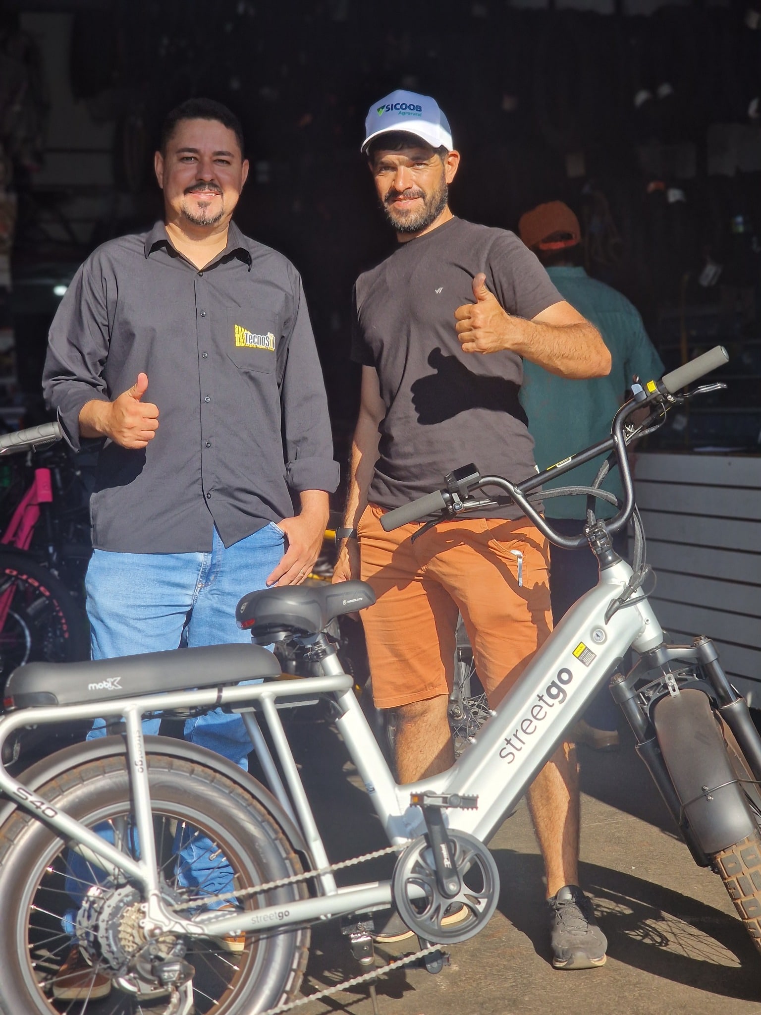Cliente recebendo uma bicicleta elétrica StreetGo na Pantera