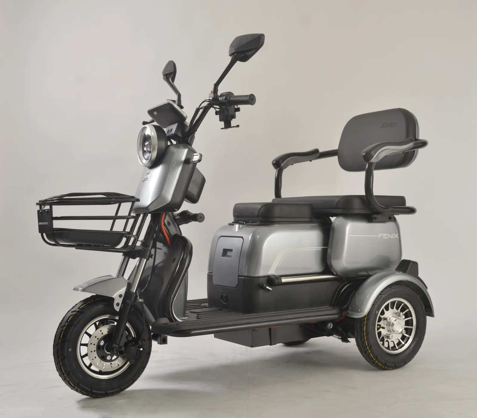 Triciclo elétrico Duos Fênix cinza em vista lateral